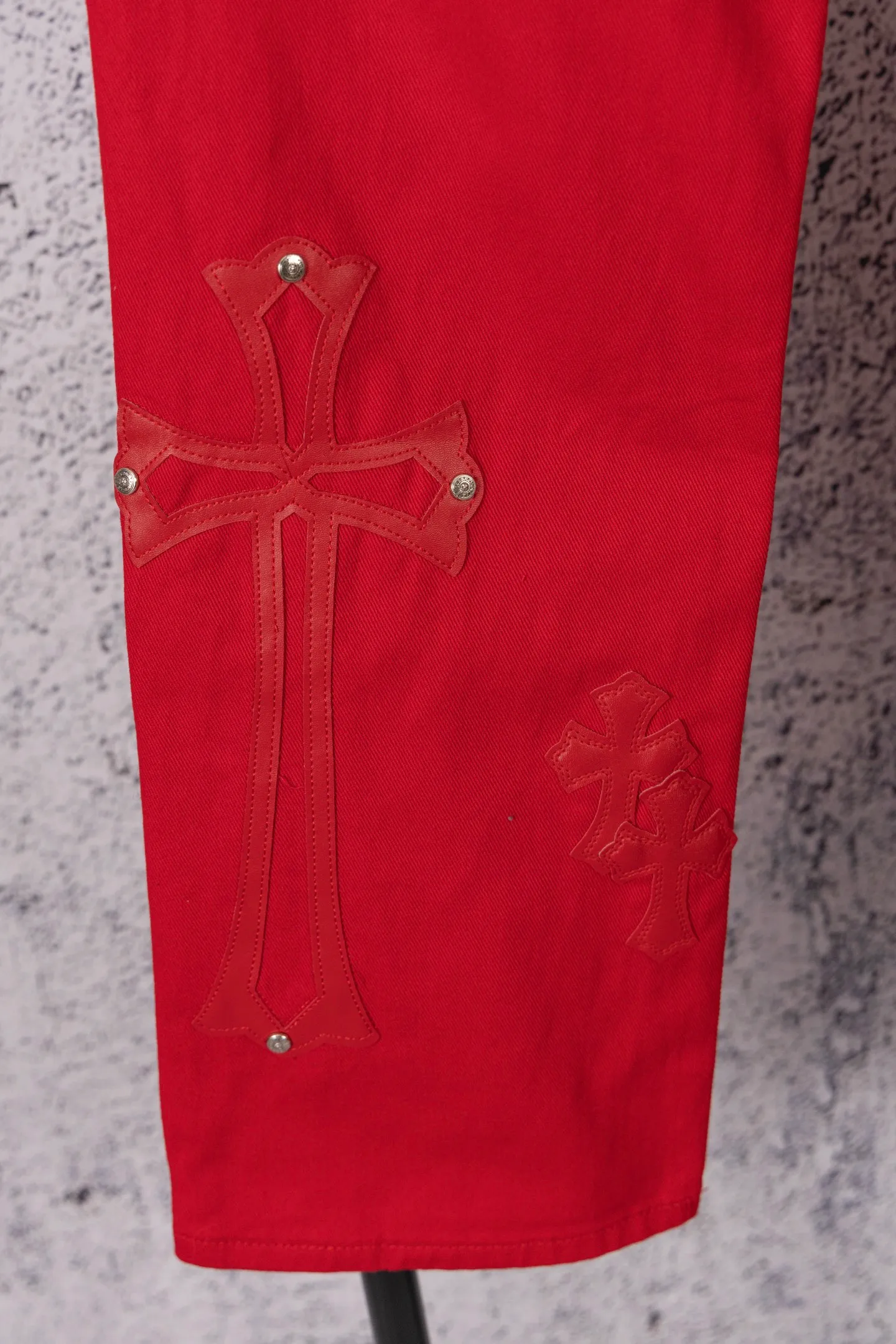P250 CH Chromehearts Paris-limited red cross-patched leather red jeans, priced at 34W, patched with cross-patterns, washed jeans! ! An absolutely high-end luxury product, a 1.9W-level god-level single product, a super popular product, made by top heavy industry, a magic weapon that cannot be missed! [About Zangyin] This is an extremely luxurious fashion brand that can also be called the aristocracy of the high street. It has always been an exclusive brand for some hipsters or rich second generations. Compared with ordinary high streets, it is more luxurious and noble. Compared with luxury brands, it is more fashionable and individual. It has always been a brand that I have a special liking for. [Top heavy industry fashion design] Consistently high-street luxury style. Speaking of this style, the Zangyin family and GU family are definitely the leading representative brands. Especially the Zangyin family has really achieved a state-of-the-art effect in creating high-street style. The unique washed material is used to create this style. The color system is already quite eye-catching. After it is decorated with patchwork cross flowers, it cleverly highlights the charm of the brand. Secondly, this style uses classic The high-waist cutting design highlights the long legs and fashionable temperament of the upper body. The brand is highly recognizable and the slim fit configuration is more suitable for daily wear. It is a product that interprets personality, fashion, and specifications at a glance. This single product is enough to make any fan excited. It can be a white T-shirt for a youthful college style, or a tight suspender for a royal style. It has strong matching ability and can be easily controlled by men.  [Materials and craftsmanship] Needless to say, this point goes without saying. As an excellent craftsman brand, Zangyin’s requirements for details and craftsmanship are really perfect. The washed color of this model has gone through so many processes, not to mention the embellishment of denim appliques. It is also purely hand-made and sewn. Just like what they believe in, only hand-made things have soul and have the meaning of wear. A top-notch heavy-duty fashionable denim item, I look forward to your perfect interpretation! !  Color: red Size: 28-34